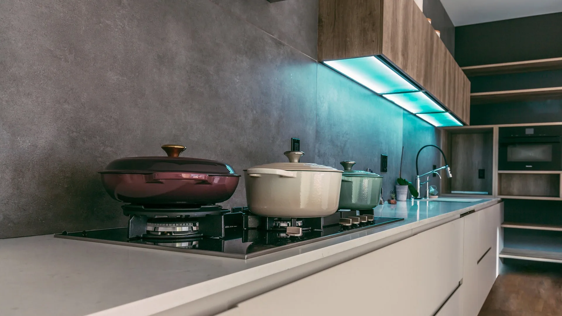 Moderne design keuken met betonlook achterwand, houten bovenkasten en composiet werkblad